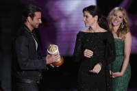 Bradley Cooper hace entrega a Sandra Bullock del "MTV Generation Award" mientras Scarlett Johansson observa